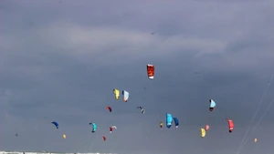 Kitesurf entre le ciel et la mer à Khanh Hoa. Photo : baovanhoa.vn