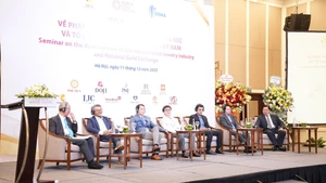 Séminaire sur le développement du marché de l'or en joaillerie et la création d'un centre de transaction de l'or au Vietnam, qui s'est tenu le 11 décembre à Hanoï. Photo : NDEL.