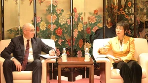 La directrice générale de l’Agence vietnamienne d’Information (VNA), Vu Viet Trang, et le directeur général de l’agence russe TASS, Andrey Kondrashov. Photo : VNA