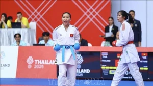 Les athlètes Hoang Thi My Tam, Dinh Thi Huong, Nguyen Thi Dieu Ly et Nguyen Thi Thu ont réalisé une excellente performance en battant la Thaïlande, hôte 2-0, pour remporter la médaille d'or le 14 décembre. Photo : VNA.