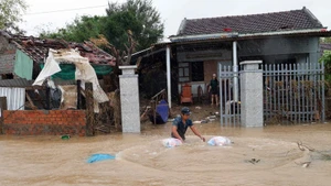 En novembre 2025, les forces de police de la province de Dak Lak ont ​​distribué de la nourriture aux populations des zones fortement inondées le long de la rivière Banh Lai. Photo : VNA.