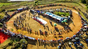 Vue panoramique de la piste de course pour les chevaux de bât du peuple ethnique Mong dans la commune de Ta Leng. Photo : NDEL.