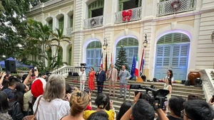 Des consules et consuls généraux de France, d'Allemagne, de Hongrie, d'Italie et des Pays-Bas inaugurent le premier marché caritatif européen de Noël, le 25 novembre 2023. Photo : VNA.