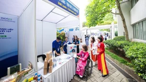 Un stand destiné aux personnes handicapées. Photo : nhandan.vn