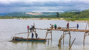 Les habitants s'attellent à la reconstruction du pont, emporté par les inondations de novembre dernier. Photo : NDEL.
