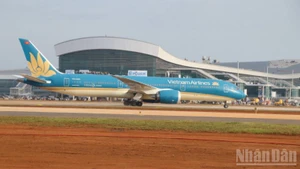 Un gros-porteur Boeing 787-9 de la compagnie Vietnam Airlines atterrit en toute sécurité à l'aéroport international de Long Thanh lors d'un vol d'essai le 15 décembre. Photo : NDEL.