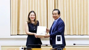 Le président du Comité populaire de Hô Chi Minh-Ville, Nguyen Van Duoc (à droite) et Chanida Klyphun, directrice des politiques publiques pour l'Asie du Sud-Est chez TikTok, lors de la rencontre. Photo : NDEL.