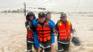 Des policiers et des soldats mobiles aident des personnes âgées. Photo : VNA