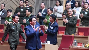 Le PM Pham Minh Chinh à la conférence sur la garantie de la sécurité et de l’ordre public afin de soutenir le développement socio-économique dans le delta du Mékong. Photo : NDEL