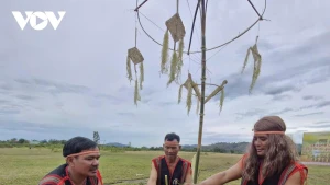 Rơ Chàm Hyă, un ancien du village (à l'extrême droite), et deux notables président la cérémonie. Photo : VOV