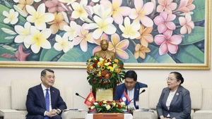 Réunion de haut niveau entre Le Minh Hung, membre du Bureau politique, secrétaire du Comité central du PCV, chef de la Commission centrale d’organisation du PCV, et son homologue lao, Sisay Leudetmounsone. Photo: VNA