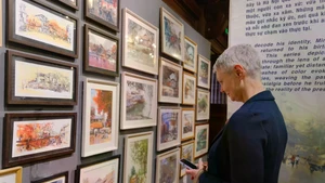 L’ambassadrice de Norvège au Vietnam, Hilde Solbakken, a fait part de son impression quant à la perspective humaniste et moderne de Minh Dam. Photo : baoquocte.vn