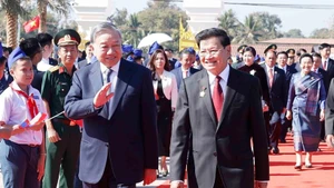Le secrétaire général To Lam (à gauche) et le secrétaire général et président du Laos, Thongloun Sisoulith. Photo : VNA.
