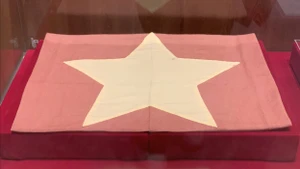 Le drapeau rouge à étoile jaune lors du congrès national de Tan Trao, le 16 août 1945. Photo : daibieunhandan.vn