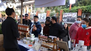 Grâce à une riche diversité de spécialités culinaires, le festival propose aux visiteurs une expérience gustative attrayante. Photo : VOV.