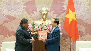Le vice-président de l'AN, Tran Quang Phuong (droite) et le Secrétaire général de l'UIP, Martin Chungong. Photo : VNA