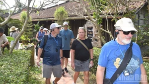 Des touristes étrangers visitent la maison ancienne de Tran Tuan Kiet, le 2 décembre 2025. Photo : NDEL