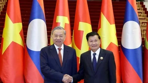 Le secrétaire général Tô Lâm (gauche) et le secrétaire général du PPRL et président lao, Thongloun Sisoulith. Photo : VNA.