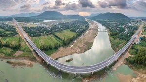 Le projet d'autoroute Quang Ngai-Hoai Nhon, le plus important projet de l'autoroute Nord-Sud, devrait être achevé et ouvert à la circulation le 19 décembre 2025. Photo : NDEL.