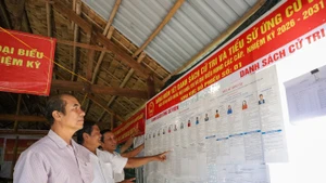 Jusqu’à présent, les préparatifs pour l’élection des députés de l’Assemblée nationale et des conseils populaires à An Giang sont globalement achevés, prêts pour la grande fête de l’ensemble de la population prévue le 15 mars. Dans toute la province, on compte 2 712 bureaux de vote avec plus de 3,8 millions d’électeurs appelés à participer au scrutin. Photo : tienphong.vn