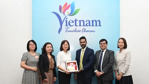 La directrice adjointe de l'Administration nationale du tourisme du Vietnam, Nguyen Thi Hoa Mai, et la délégation de VFS Global. Photo : NDEL.