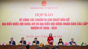 Nguyen Thi Thanh, membre du Comité central du Parti, vice-présidente de l'Assemblée nationale, membre du Conseil national électoral préside la conférence de presse. Photo : NDEL