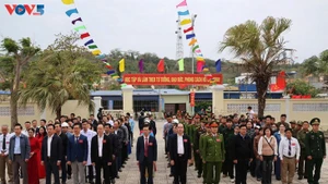 Ouverture des bureaux de vote à 6h30 sur l'île de Bach Long Vi pour les élections législatives et locales 2026-2031. Photo : VOV.