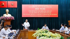 Tran Thanh Man, membre du Bureau politique, secrétaire du Comité du Parti de l’Assemblée nationale et chef de la délégation d’inspection et de supervision du Bureau politique et du Secrétariat pour l’année 2026 travaille avec la Permanence du Comité du Parti de Ho Chi Minh-Ville. Photo : VNA.