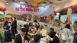 Les stands vietnamiens ont attiré l'attention de nombreux acheteurs et distributeurs lors du salon SIAL Interfood 2025 à Jakarta, en Indonésie. Photo : VNA.