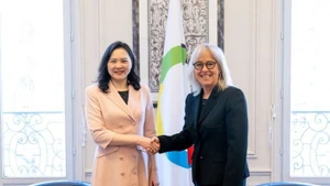 L’ambassadrice Nguyên Thi Vân Anh (à gauche) rencontre Caroline St-Hilaire, administratrice de l’OIF. Photo : nhandan.vn
