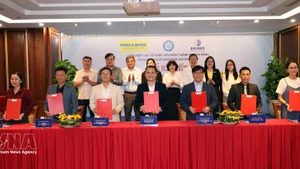 La cérémonie de signature de protocoles d’accord de coopération (deuxième phase) avec plusieurs organisations non gouvernementales étrangères. Photo : VNA.