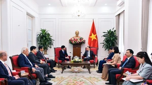 Le ministre des Affaires étrangères, Le Hoai Trung, reçoit le gouverneur de la préfecture japonais d'Okayama, Ibaragi Ryuta. Photo: ministère des Affaires étrangères