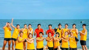 L’équipe féminine vietnamienne de beach handball. Photo: PICHOOF