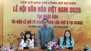 Nguyen Phu Binh, ancien vice-ministre des Affaires étrangères et président de l’Association de liaison avec les Vietnamiens résidant à l’étranger à la rencontre avec la presse. Photo : VNA.