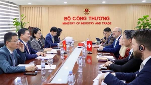 Panorama de la séance de travail. Photo: moit.gov.vn