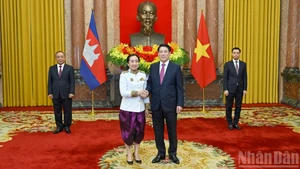 Le président Luong Cuong et l'ambassadrice du Royaume du Cambodge au Vietnam, Touch Sopharath, lors de la cérémonie. Photo : NDEL.