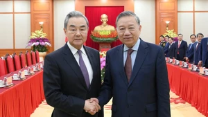 Le Secrétaire général du Parti communiste vietnamien, To Lam (à droite) et le ministre chinois des Affaires étrangères Wang Yi. Photo: NDEL
