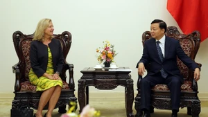 Tran Hong Ha (droite) et Mariam J. Sherman. Photo : VNA.