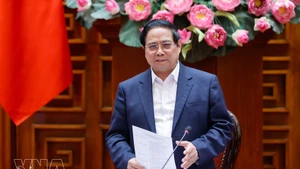 Le Premier ministre Pham Minh Chinh préside une séance de travail entre la Permanence du gouvernement et les dirigeants de Hanoï afin de donner des avis sur le Plan directeur global de la capitale Hanoï avec une vision à 100 ans. Photo : VNA.