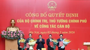 Le Premier ministre Pham Minh Chinh (au centre) présente les décisions relatives aux affaires de personnel aux fonctionnaires le 3 mars. Photo : NDEL