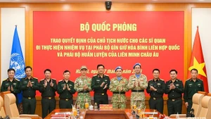Le vice-ministre de la Défense, Nguyên Truong Thang, remet les décisions du Président de la République aux officiers. Photo : qdnd.vn