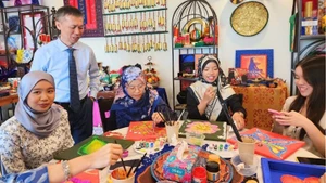 Des étudiants de l'UBD décorent des motifs traditionnels vietnamiens et brunéiens lors d'un échange culturel. Photo : NDEL.