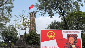 Les rues de Hanoi sont décorées de drapeaux et de fleurs éclatants, avec des banderoles et des panneaux de communication dominés par la couleur rouge, créant un décor à la fois solennel et animé. Photo : VNA.