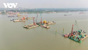 Profitant des conditions météorologiques favorables de ce début d'année, les entreprises chargées du pont Tran Hung Dao sur le fleuve Rouge mobilisent un maximum de personnel et de matériel et organisent plusieurs équipes de construction travaillant en parallèle. Elles sont déterminées à respecter le calendrier critique afin de mener à bien le projet comme prévu. Photo : VOV.