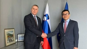 L'ambassadeur du Vietnam en Autriche et en Slovénie, Vu Le Thai Hoang, rencontre le ministre slovène de l'Environnement, du Climat et de l'Énergie, Bojan Kumer. Photo : baoquocte.vn