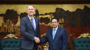Le Premier ministre Pham Minh Chinh (droit) et Martin Sommer, chef de la mission du FMI. Photo : VNA