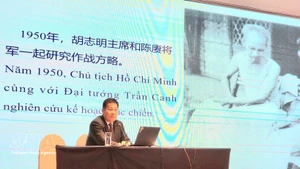 Lors du séminaire « Ho Chi Minh en Chine », les étudiants ont écouté la présentation par le professeur Hu Xianzhong, de l'École centrale de la Ligue chinoise, de ses recherches sur le parcours révolutionnaire du Président Ho Chi Minh, depuis sa quête du salut national jusqu’à ses activités en Chine. Photo : VNA.