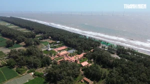Le monastère de Truc Lam Tra Vinh est niché au cœur d'une pinède, à proximité de la plage de Ba Dong. Photo : thanhnien.vn