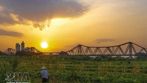 Le pont Long Biên au coucher du soleil. Photo : VNA.