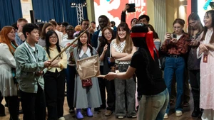 Des jeunes indiens, indonésien et russes découvrent des jeux populaires vietnamiens. Photo : VNA.